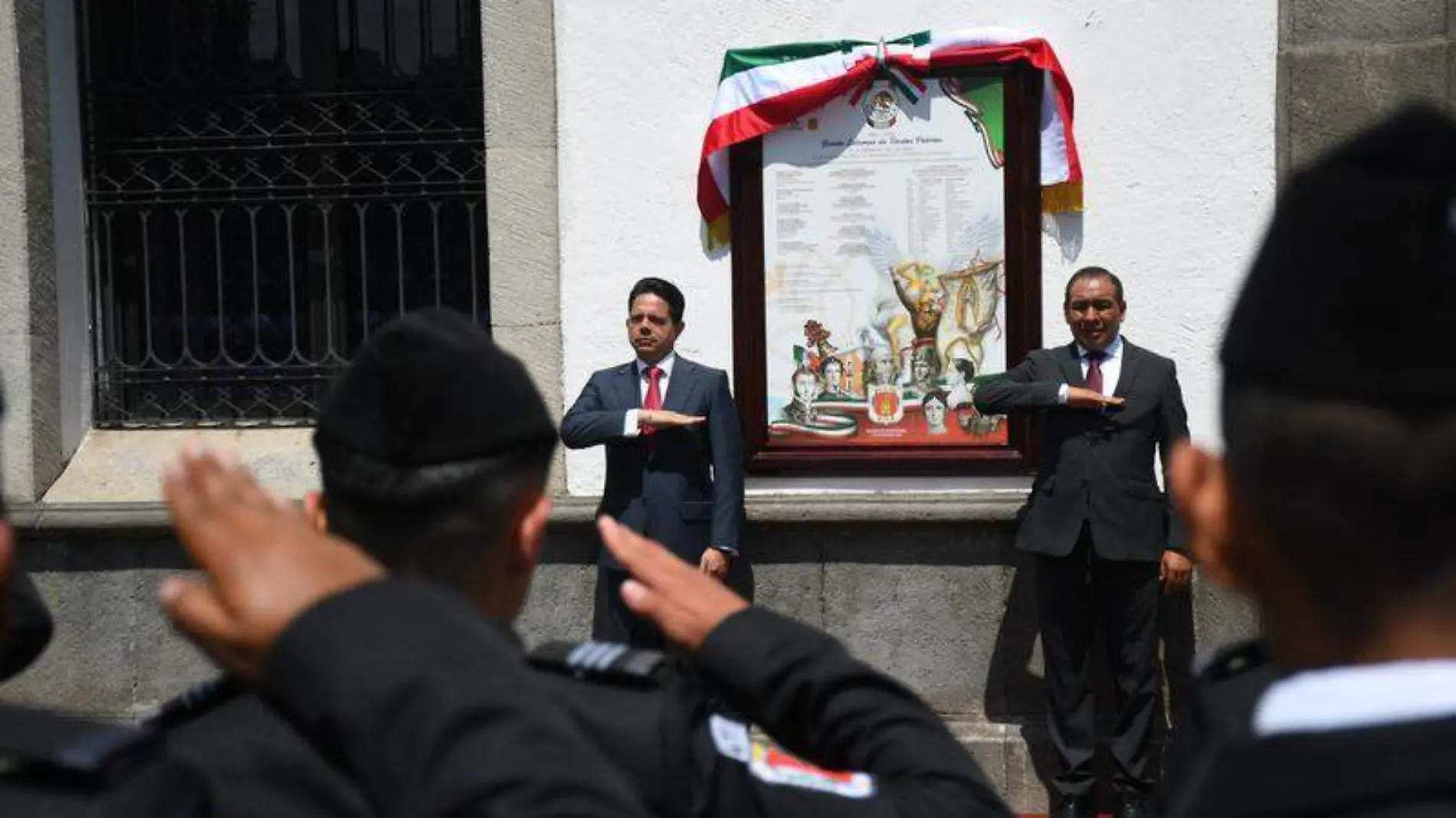 Integrantres de los tres poderes de gobierno colocaron los bandos solemnes con motivo del mes patrio (4)